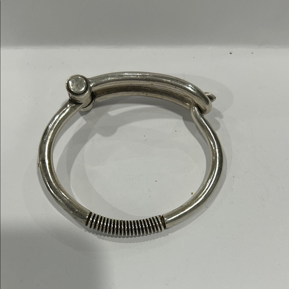 Elegant Silver Bracelet - Picture 3 of 9